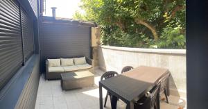 a patio with a bench and a table and a couch at 1A105 Precioso apartamento en zona exclusiva in Gijón
