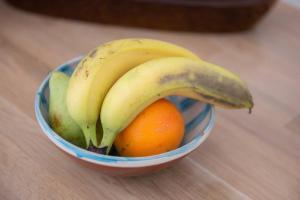 eine Schale mit Obst, einer Banane und einer Orange in der Unterkunft Apelagitis 2 in Katavatí + 19 Fotos