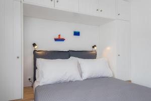 a bedroom with a bed with a white headboard at Apelagitis 1 in Exámbela