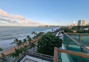 un apartamento en condominio con vistas a la playa desde el balcón en Araça Praia Flat - Ap 507 - Vista Mar, en Natal