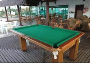 una mesa de billar en medio de un patio en Araça Praia Flat - Ap 507 - Vista Mar, en Natal
