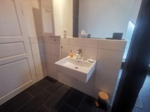 Koupelna v ubytování Idyllisches Selfkant erleben, 90qm große Wohnung für Ihren entspannten Aufenthalt + 12 fotografií
