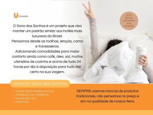 Una mujer acostada en la cama con una taza de café en Studio incrível no condomínio clube sky Batel soho, en Curitiba