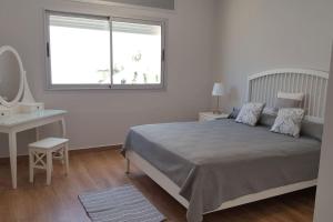 um quarto branco com uma cama e uma janela em Villa con vistas al mar y piscina privada Oued Aliane em Mrarech