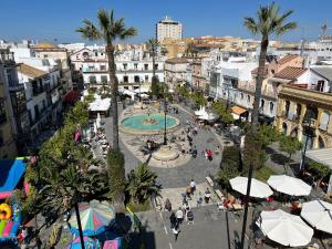 an aerial view of a city with a fountain and buildings at APTARTAMENTO DOÑANA RECIEN REFORMADO Parking gratis in Sanlúcar de Barrameda