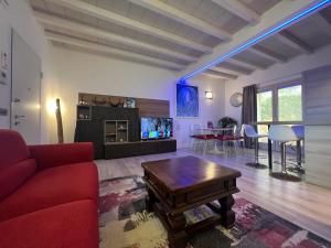 A television and/or entertainment centre at Antica Fonte Holiday Homes