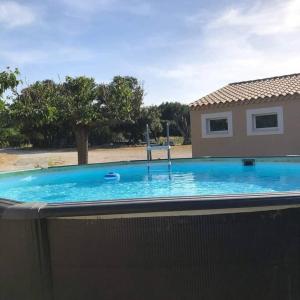 een groot blauw zwembad voor een huis bij Location Eygalieres "le Juliette" in Eygalières