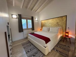 A bed or beds in a room at Antica Fonte Holiday Homes Még 37 kép