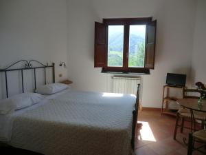 Un pat sau paturi într-o cameră la Agriturismo Mare e Monti