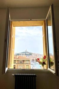ein Fenster mit Stadtblick in der Unterkunft 3 bedroom apartment with beautiful view old port in Marseille