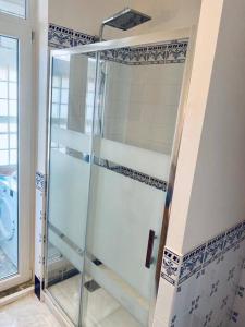 eine Dusche im Bad mit Glastür in der Unterkunft 3 bedroom apartment with beautiful view old port in Marseille