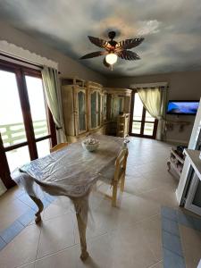 una sala da pranzo con tavolo e ventilatore a soffitto di Vista Do Mar Sea View WI-FI FREE Sal Rei a Sal Rei