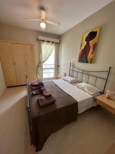 Un dormitorio con una cama grande con toallas. en Vista Do Mar Sea View WI-FI FREE Sal Rei, en Sal Rei