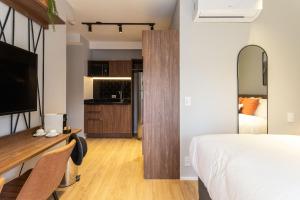 Uma TV ou centro de entretenimento em Charlie Hotel Atmosfera Paulista
