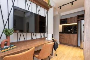 Uma TV ou centro de entretenimento em Charlie Hotel Atmosfera Paulista