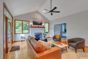 Χώρος καθιστικού στο 151Escape - 5-Star Group Fun! Game Room/Bar/Deck/4kTVs