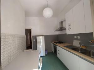 A kitchen or kitchenette at Brezza marina