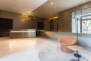 Uma área de estar em Charlie Hotel Atmosfera Paulista