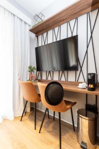 Uma TV ou centro de entretenimento em Charlie Hotel Atmosfera Paulista