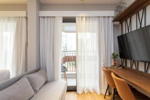 Uma TV ou centro de entretenimento em Charlie Hotel Atmosfera Paulista