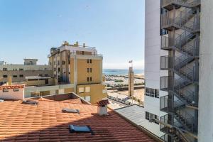 een uitzicht vanaf het dak van een gebouw bij Encantador Apartamento à frente da praia do Sunset in Figueira da Foz
