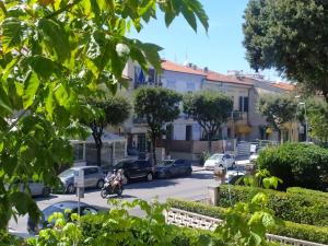 ulica miejska z samochodami i motocyklistą w obiekcie Brezza marina w mieście Lido di Camaiore