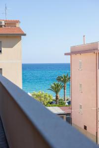 vistas al océano desde el balcón de un edificio en Chiaro di Luna Guest House, en Roccella Ionica