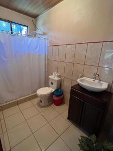 uma casa de banho com um WC e um lavatório em Tortuguero Hill Rooms em Tortuguero
