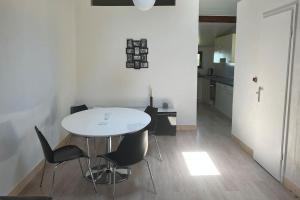 una mesa blanca y sillas en una habitación con cocina en Apartment in Alsace 300m from Switzland, en Pfetterhouse