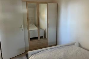 1 dormitorio con armario y cama. en Apartment in Alsace 300m from Switzland, en Pfetterhouse