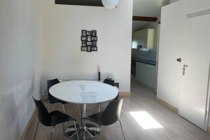 Un comedor con una mesa y sillas blancas. en Apartment in Alsace 300m from Switzland, en Pfetterhouse 2 fotos más