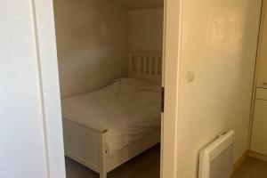 Un dormitorio pequeño con una cama en una habitación pequeña. en Apartment in Alsace 300m from Switzland, en Pfetterhouse