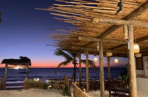 ein Restaurant am Strand mit Meerblick in der Unterkunft Coco Beach Hotel in Jambiani
