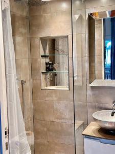 a bathroom with a shower and a sink at Luxurious 2-Bedroom, 2-Bathroom Paddington Retreat with En-Suite TV Bed in London
