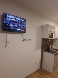 une télévision accrochée au mur d'une cuisine dans l'établissement LOFT-STUDIO-en el PRADO-PISO 5, à Cochabamba