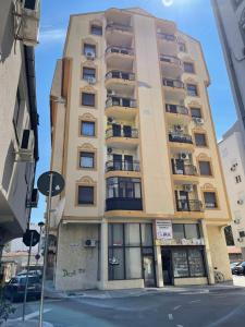 Un edificio alto con balcones a los lados. en STELLA Appartment, en Novi Sad