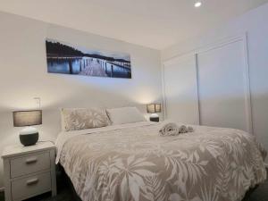 Un pat sau paturi într-o cameră la Hagley Park Views