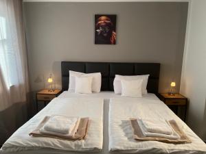 Ein Bett oder Betten in einem Zimmer der Unterkunft Hotel Restaurant Zum Landmann