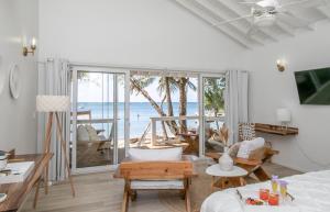 Un televizor și/sau centru de divertisment la Luna Beach Luxury Boutique Beach Front Resort