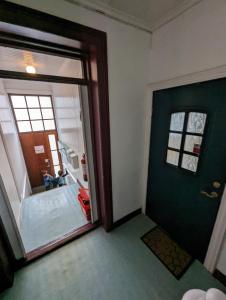 pokój z zielonymi drzwiami i drzwiami w obiekcie Apartment in Ålesund city center (Storgata) w Ålesund