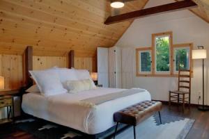 a bedroom with a large bed and a wooden ceiling at Hobbit House - Charming In Town in Idyllwild