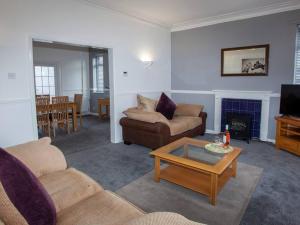 uma sala de estar com dois sofás e uma mesa de centro em Bright Spacious Home with Parking - Haughton em Darlington