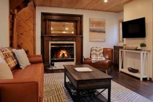 a living room with a couch and a fireplace at La Petite - Charming in town in Idyllwild