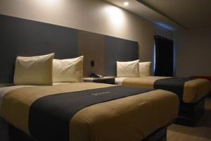 een hotelkamer met 2 bedden in een kamer bij Blue Star Inn in Houston