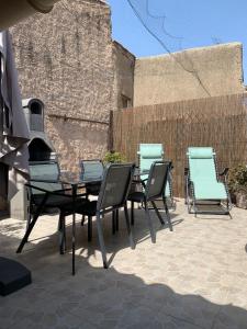 un groupe de chaises, une table et des chaises dans l'établissement Ma petite étoile sur les toits, à Pézenas