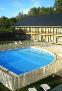 uma grande piscina em frente a um hotel em Studio Piscine Honfleur Deauville em Équemauville