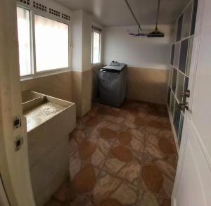 a bathroom with a sink and a trash can at Lujoso apartamento amoblado a tan solo dos cuadras del parque principal. in Santa Rosa de Cabal