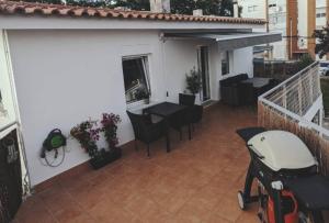 een patio met een tafel en stoelen en een balkon bij Stay In Cascais cosy apartment in Cascais