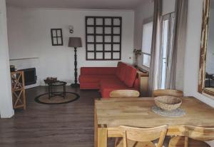 een woonkamer met een rode bank en een tafel bij Stay In Cascais cosy apartment in Cascais