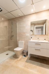 ein Bad mit einem WC, einem Waschbecken und einer Dusche in der Unterkunft Trendy Homes Vega de Acá in Almería